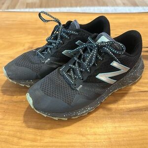 New Balance Alt Terrain 690 Trail Runners Sneakers Size W8